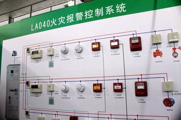 出現火警時，樓宇控制系統如何快速做出反應？